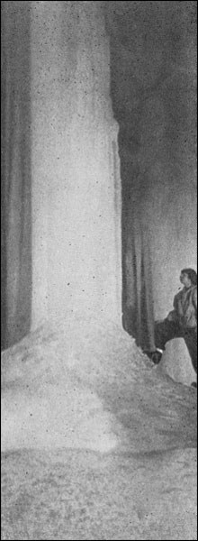 Мод Кастере у ледяной колонны